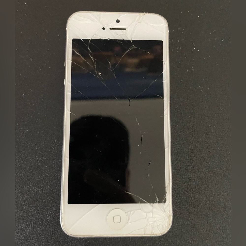 iPhone 5 Silver (cracked screen)